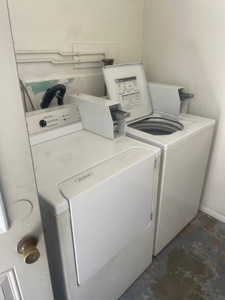 Coin laundry - 2703 Nelson Ave