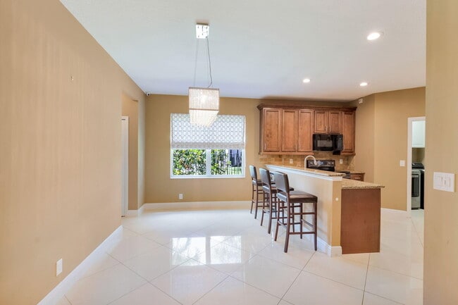 Building Photo - 12372 Cascades Pointe Dr