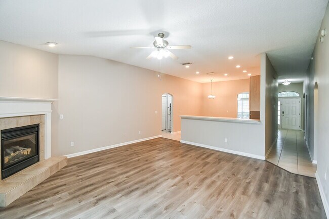 Building Photo - 9135 Prosperity Lake Dr