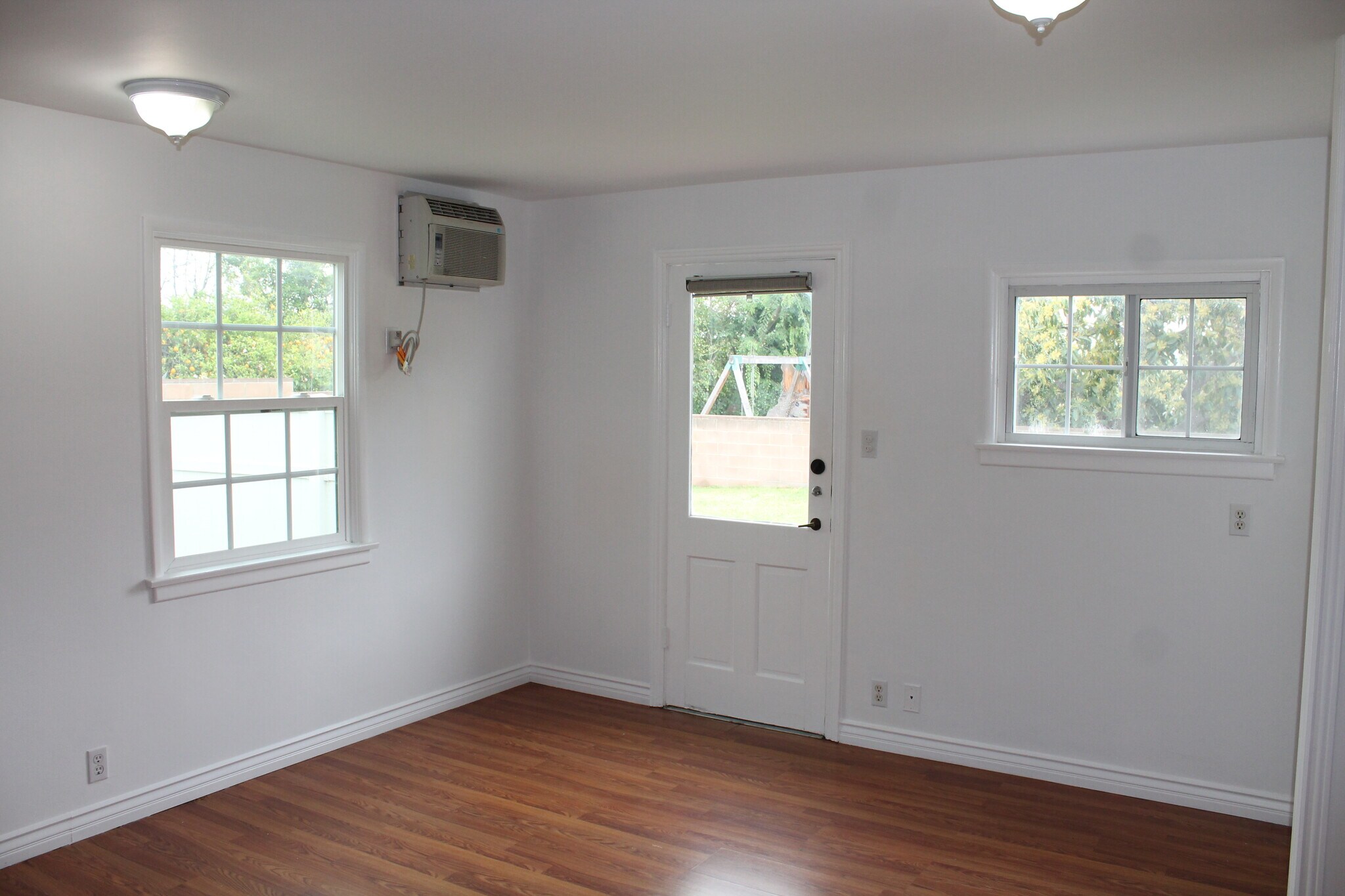 Building Photo - 530 E Grinnell Dr