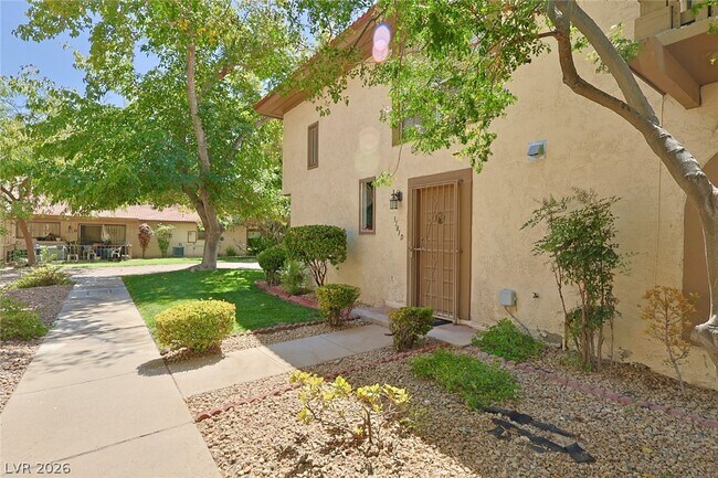 Building Photo - 3181 Pinehurst Dr