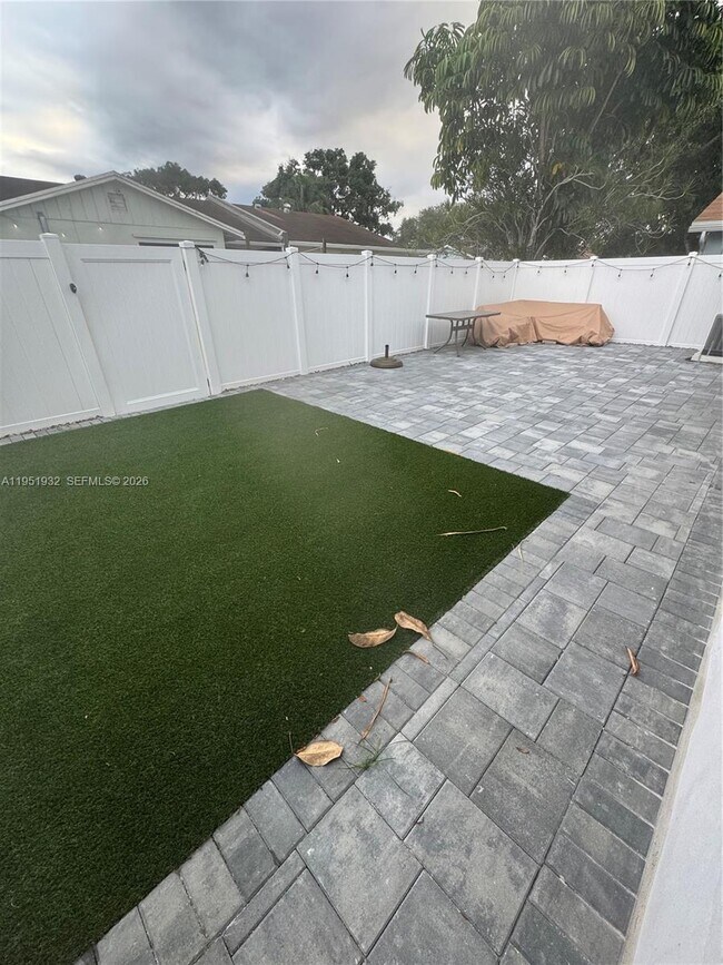 Building Photo - 5482 Lakewood Cir S