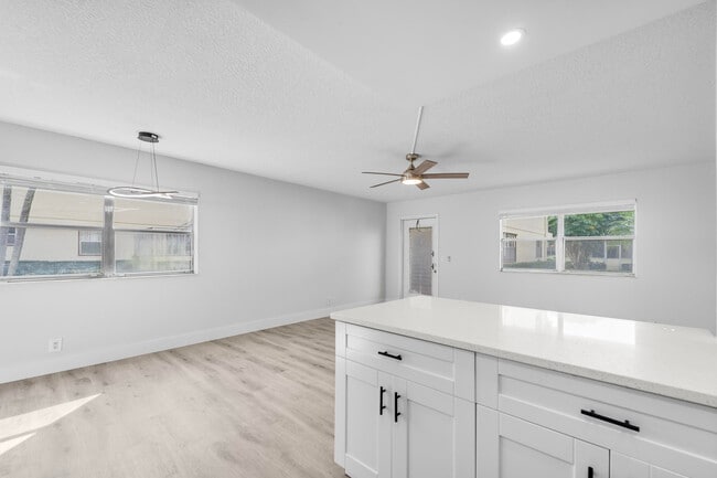 Building Photo - 59 Saxony B