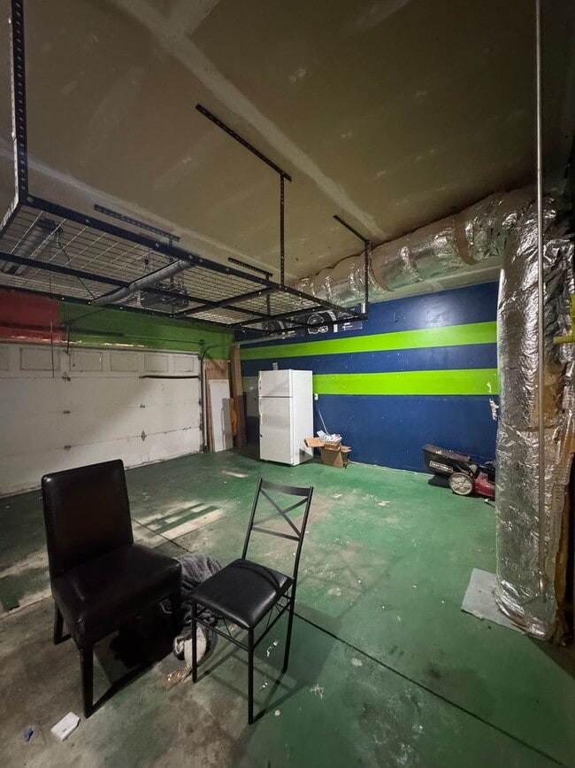 Building Photo - HUGE PET FRIENDLY Rental