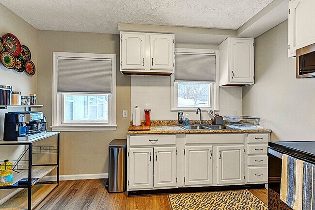 Building Photo - 3 BED 1 BATH SINGLE FAMILY HOME IN BEAUTIFUL SOUTH EUCLID