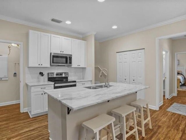 Building Photo - Three Bedroom Townhome in Southwood