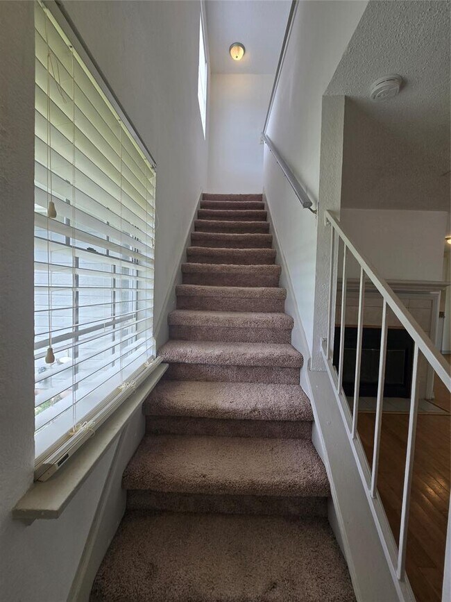 Building Photo - 807 Meadowcreek Dr