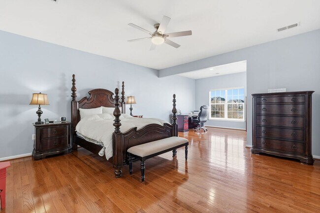 Building Photo - Located in a vibrant and highly sought after setting, this Richmond American Homes residence offe...