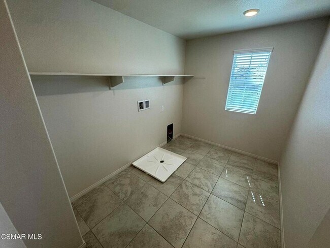 Building Photo - 446 Almond Ln