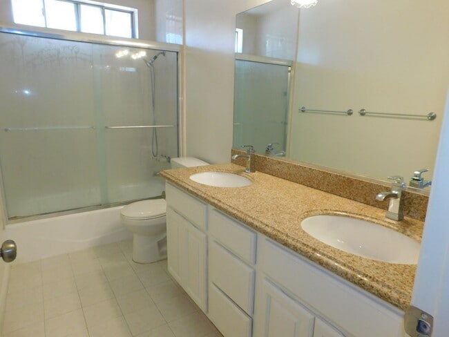Building Photo - Spacious 4 bedroom 2.5 bath two soty house...