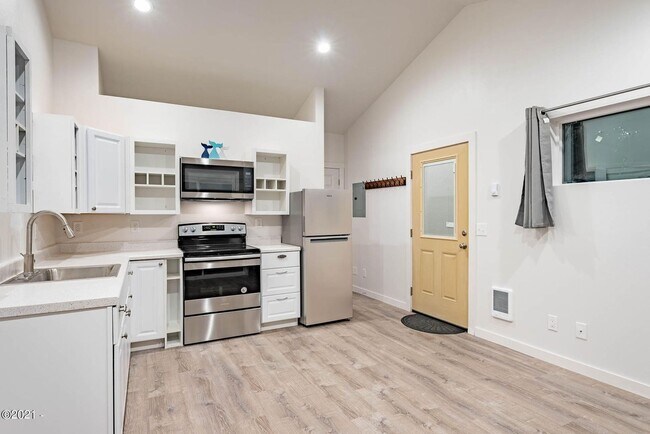 Building Photo - 1051/A/