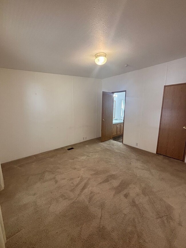 Building Photo - 3 Bedroom 2 bathroom