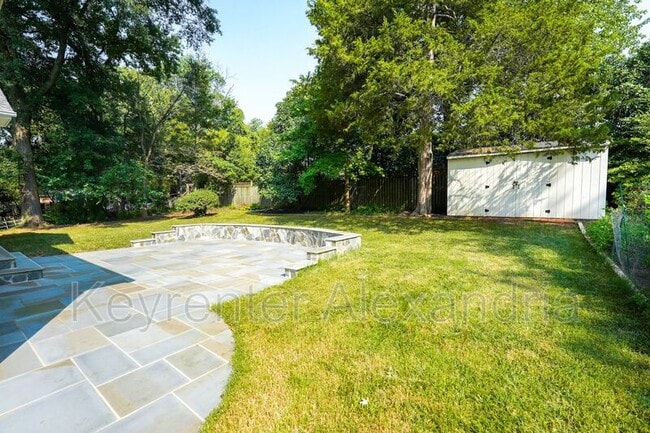 Building Photo - 906 Neal Dr