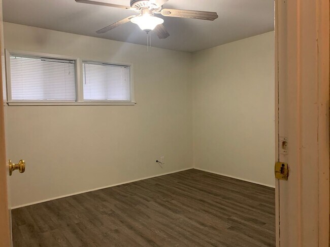 Building Photo - Two story home, convenient location, 2950 sf