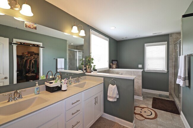 Building Photo - "Spacious 4-Bedroom Gem with 3.5 Baths and...