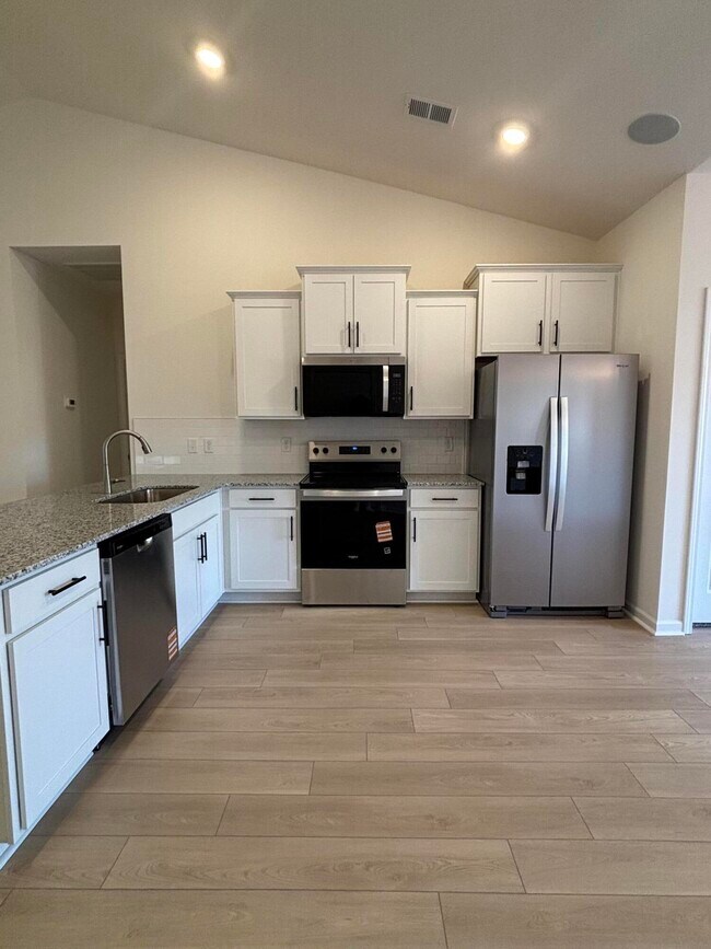 Building Photo - 370 Acorn St