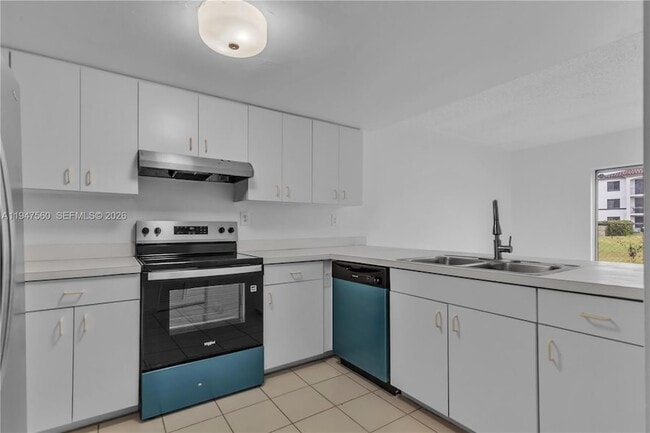 Building Photo - 9193 Fontainebleau Blvd