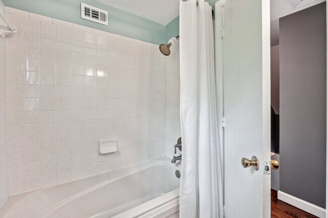 Building Photo - Adorable 4BR/3BA Cape Cod on a Generous 0....