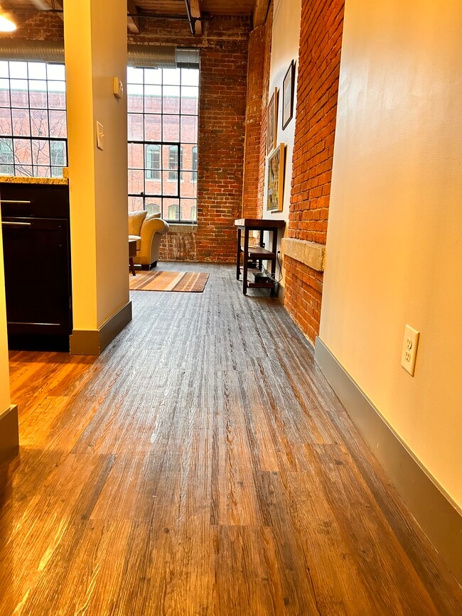 Entryway - 570 S Front St