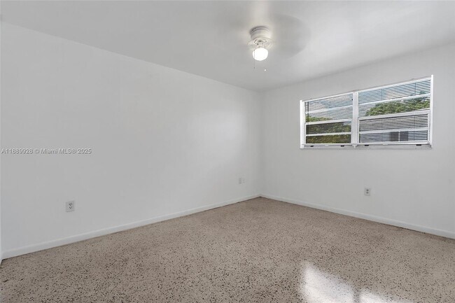 Building Photo - 559 SW 10th St