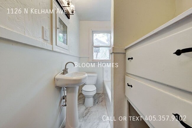 Building Photo - 1126 N Kelham Ave