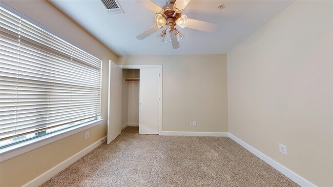 Building Photo - 8715 Meadowcroft Dr