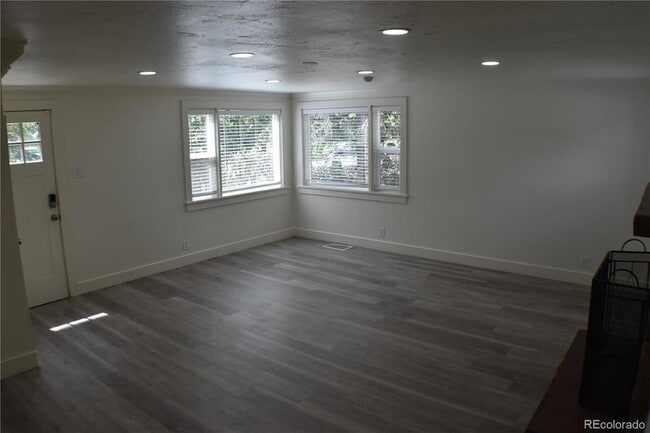 Building Photo - 1328 E St Vrain St