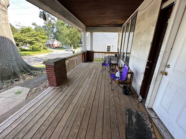 Building Photo - 639 S Rotherwood Ave