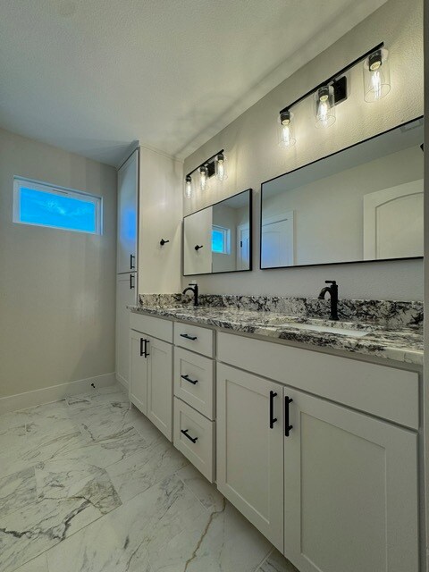 Building Photo - 3336 Skyview Dr