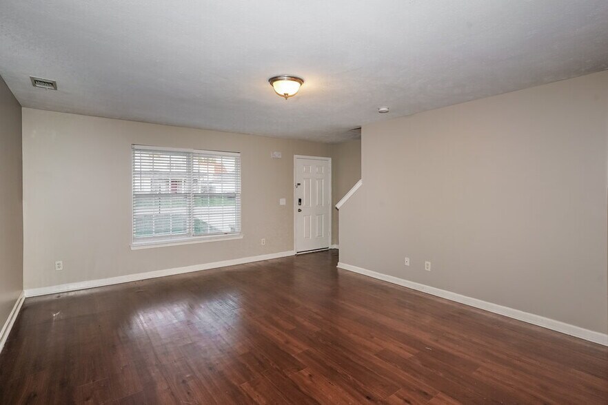 Building Photo - 712 Holland Ridge Dr