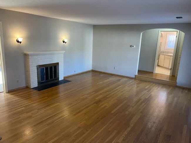 Building Photo - Spacious updated single family home in Wil...