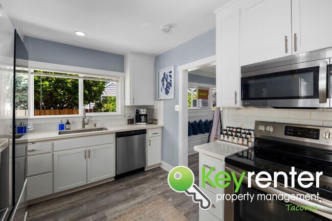 Building Photo - Remodeled Tacoma Gem with Private Yard, Ga...