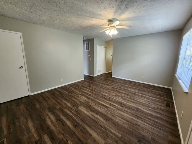 Building Photo - 3 Bedroom Home in Bloomington