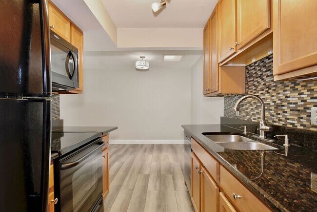 Building Photo - Charming First-Floor 1BR in Audubon Park · In-Unit Laundry · Community Pool with Lake Druid View ...