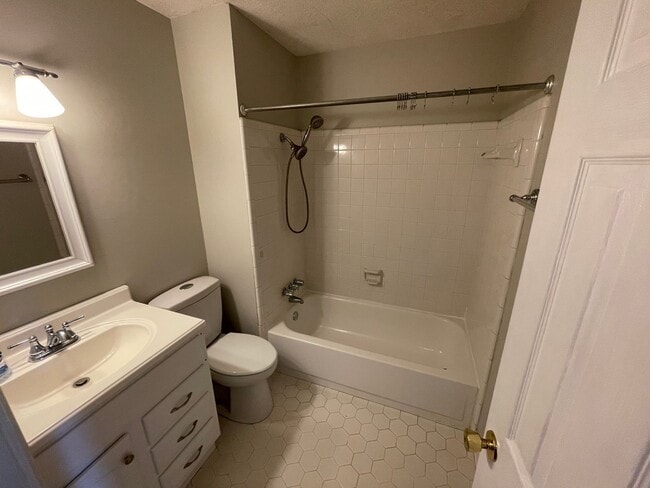 Building Photo - Updated 4 bedroom 3 bathroom home in Castle Hayne!