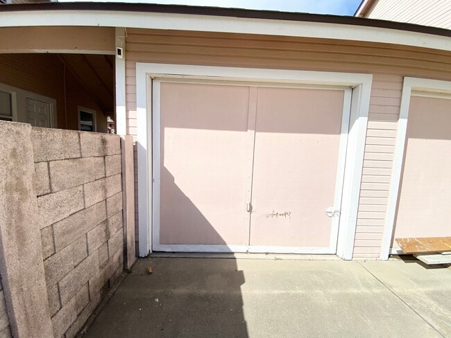 Building Photo - H203-211-P