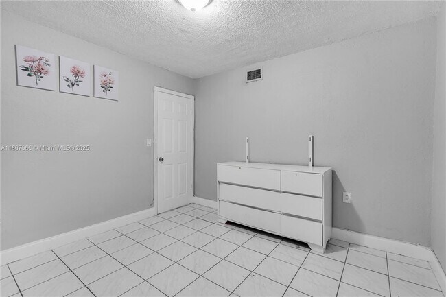 Building Photo - 10000 NW 80th Ct