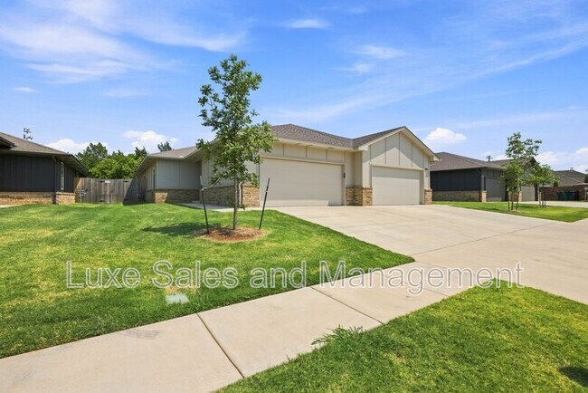Building Photo - 10912 Oak Hollow Dr