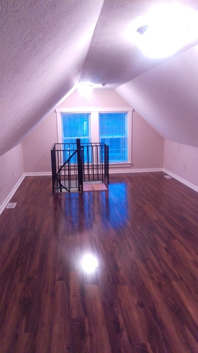 Upstairs Loft - 807 Literary Rd