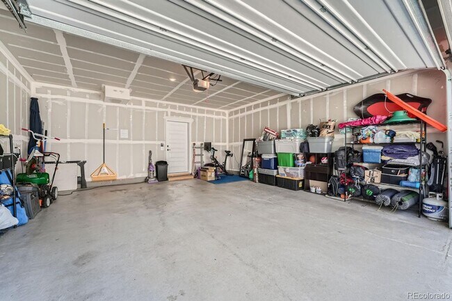 Building Photo - Modern 3-Bed, 2-Bath Townhome with Spaciou...