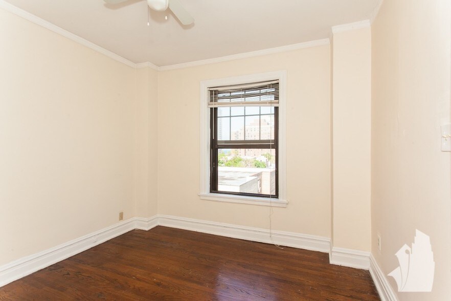 Building Photo - 540 W Briar Pl