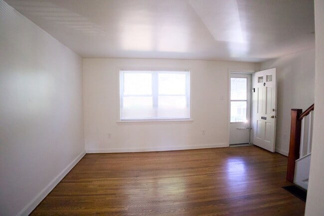 Building Photo - Cute & Cozy Interior Rowhome