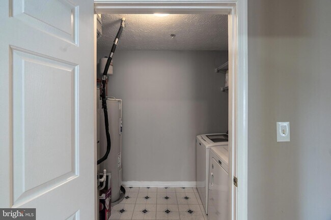 Building Photo - 689 Winding Stream Way