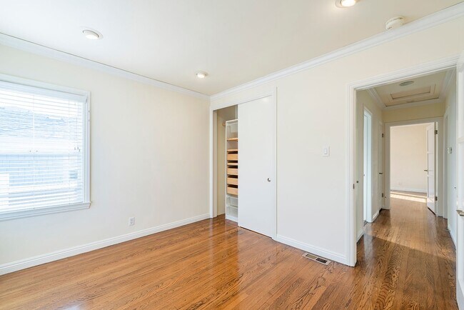 Building Photo - Super Cute 3bed 2 bath home with peek-a-boo ocean view South Redondo