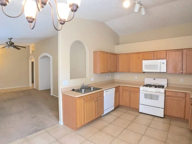Building Photo - Spacious 3BR/2BA Home in Ventana Ranch wit...