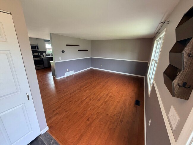 Building Photo - Spacious 4 Bedroom Split-Level Home in Clay, NY