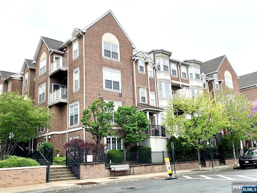 Building Photo - 200 Dey St
