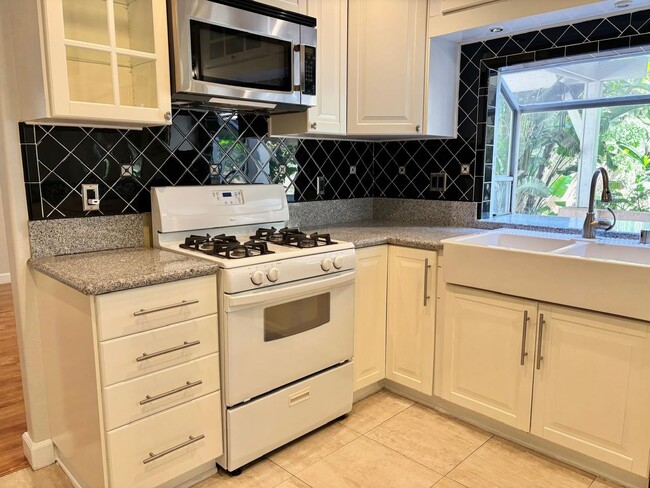 Building Photo - Welcome to this stunning 3-bedroom, 2.5-ba...