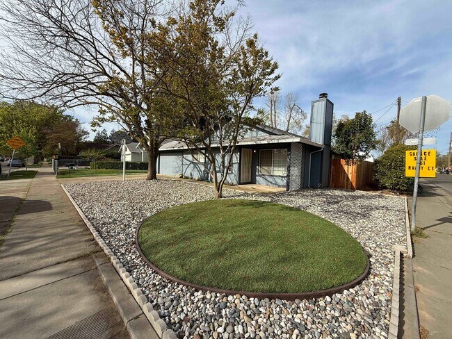 Building Photo - 3 Bed 2 Bath Just a Short Distance to Sac ...