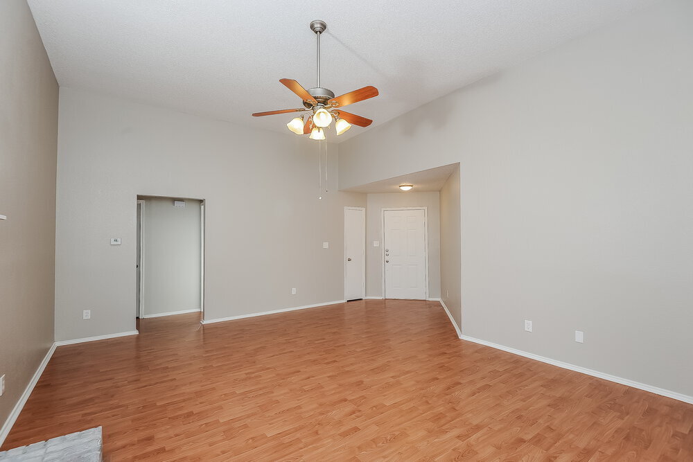 Building Photo - 208 Vines Dr